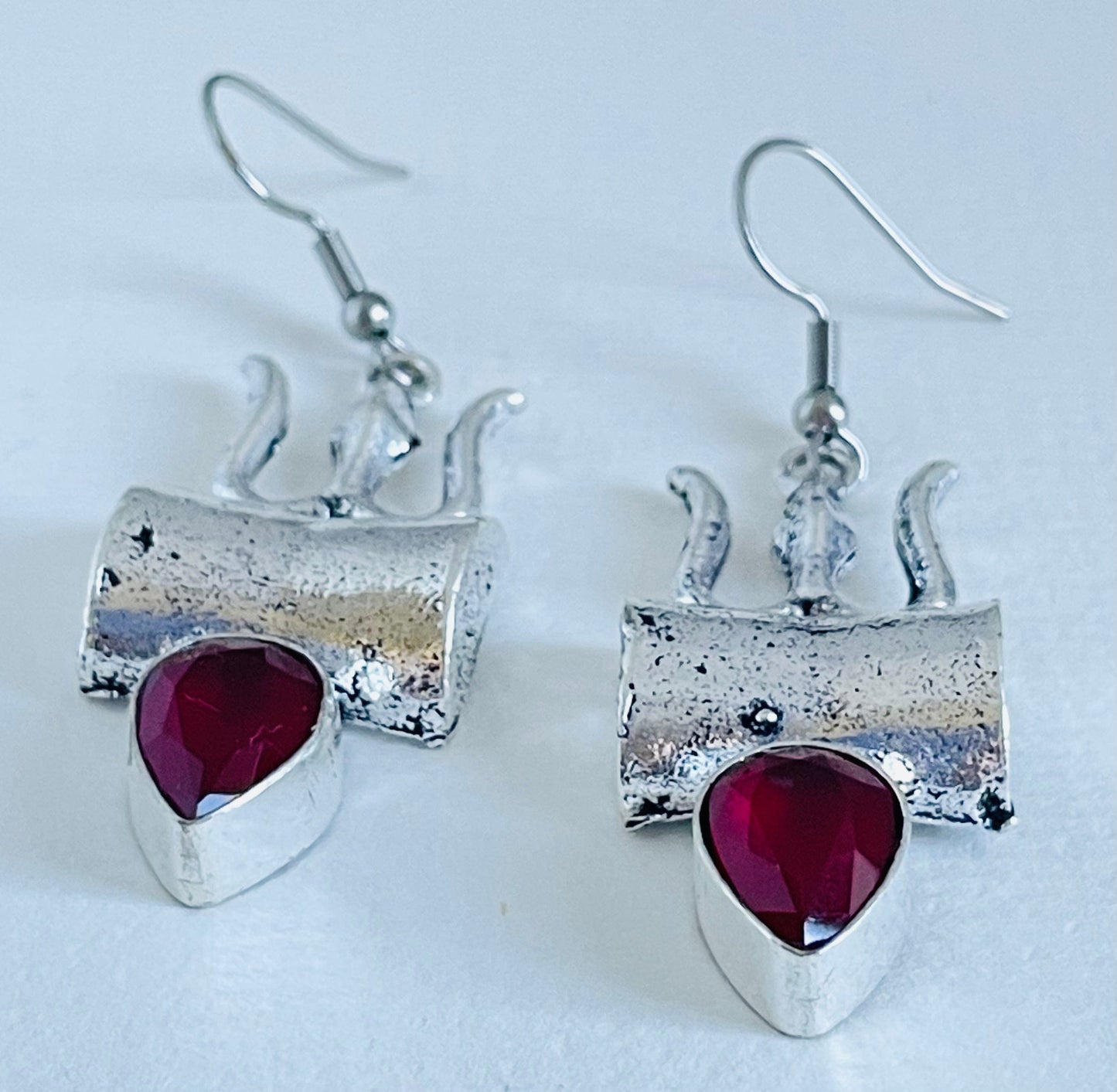 Trident earrings Garnet